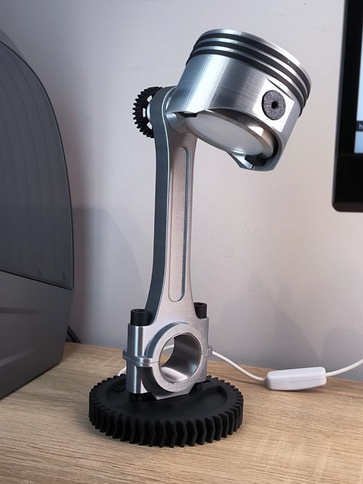 Lampa de birou in forma de piston, pentru pasionati
