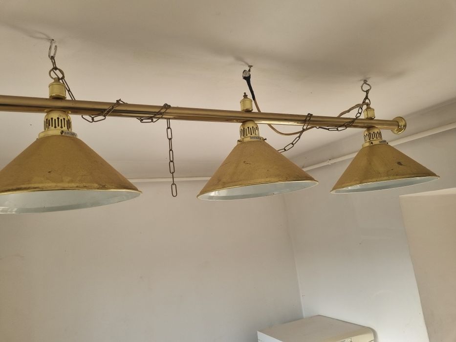 Mobilier vechi si o lampa de biliard