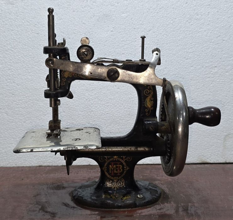 Продаётся швейная машинка "однониточная"