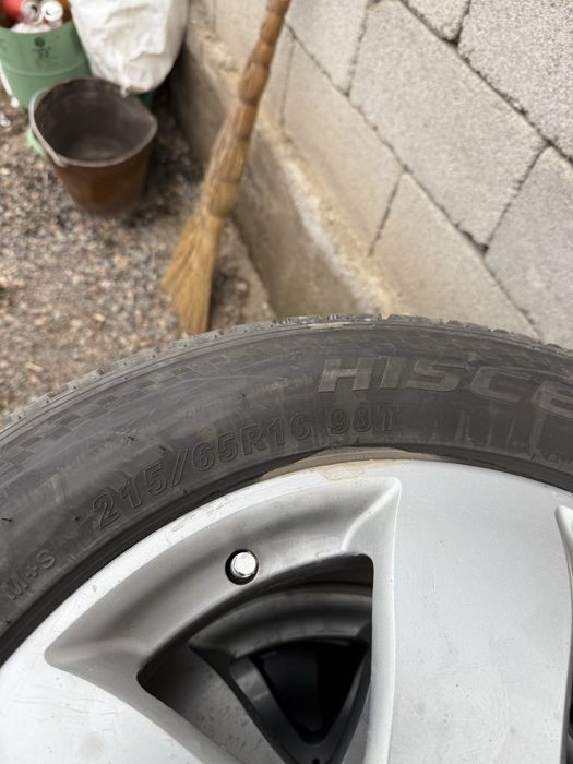 Резина всясезонная продам с дисками