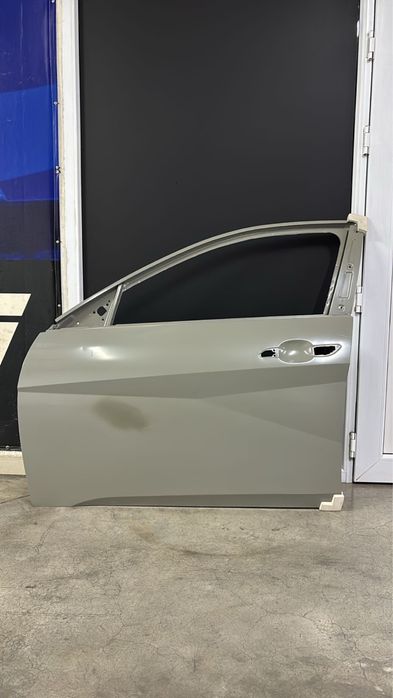 ELANTRA дверь есть