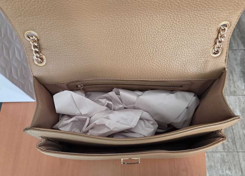 Елегантна дамска чанта бежов цвят/таупе, в отлично състояние