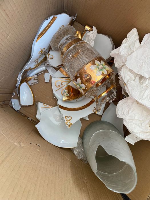 Разбитое богемское стекло из под ваз