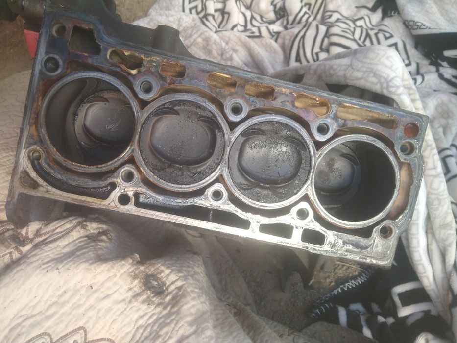 Гольф 5 матор позапчастями.