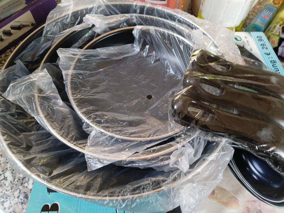 Set trei tigăi si un set şase căni cu farfuioare pt.cafea