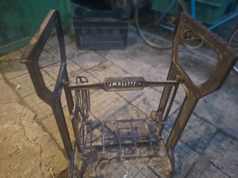 Маса от старинна немска шевна машина Kohler