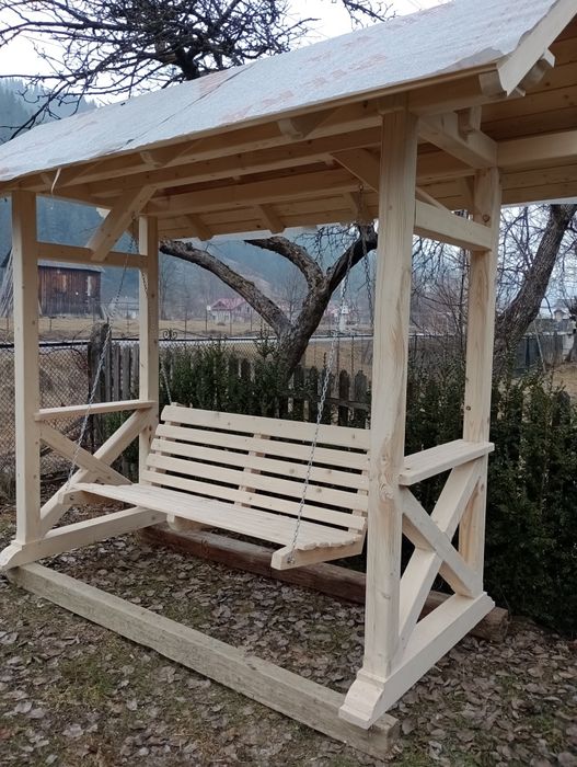 Leagăn din lemn realizat manual.