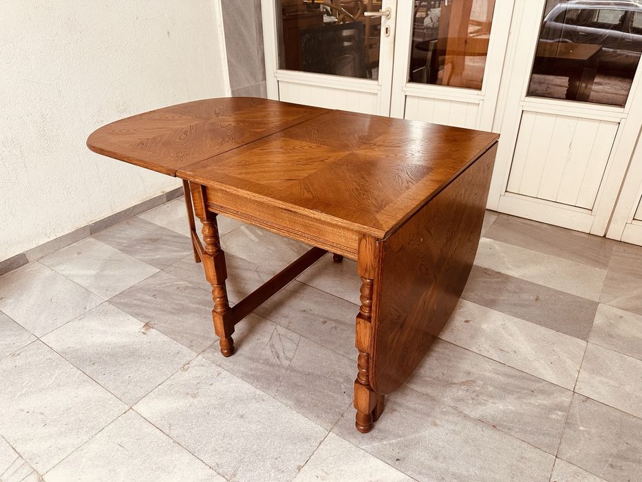 Разтегателна дъбова трапезна маса с падащи плотове