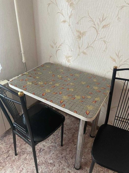 стол с двумя стульями