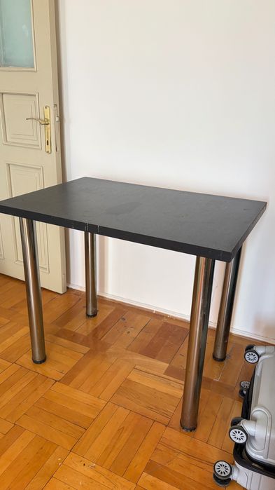 Masă solidă cu blat negru și picioare rezistente din metal