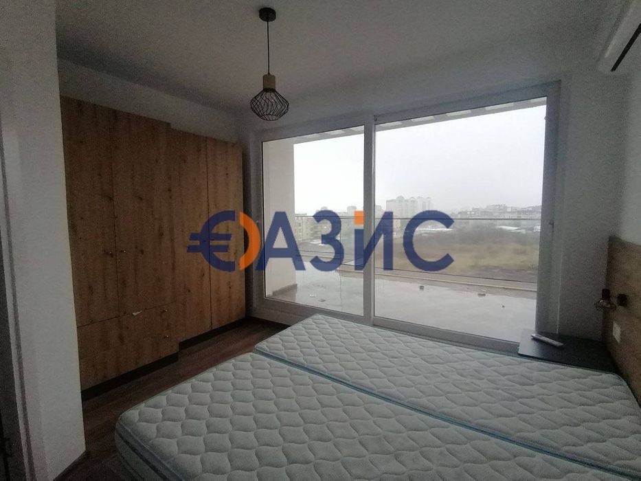 Два 2-стайни апартамента на 4-ти етаж със страничен изглед към морето