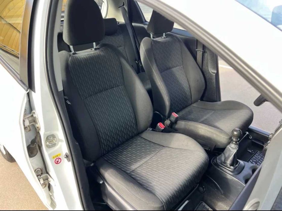 Кола под наем София – Toyota Yaris 2014 – Бензин – Ръчни скорости