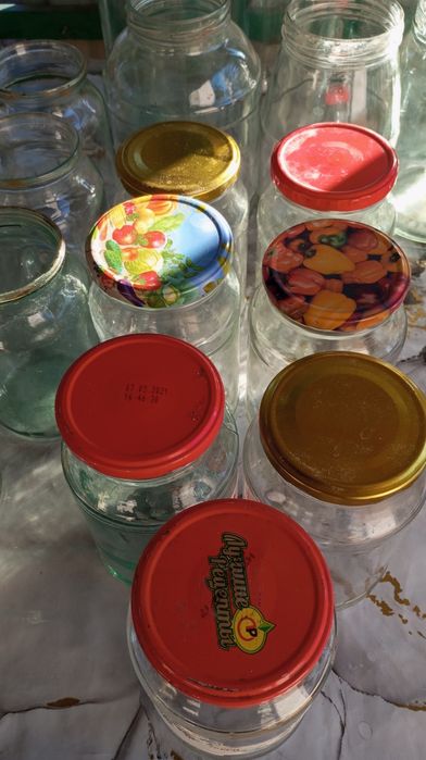 Банки  разные и бутылки.