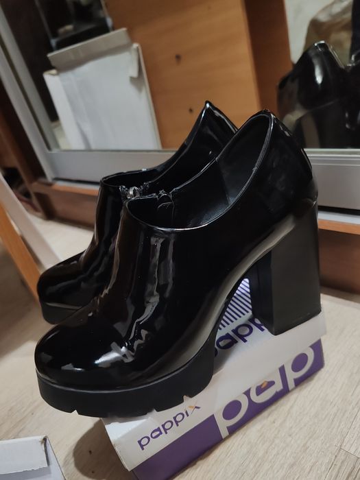 Продам лакированые туфли ботильоны 38р