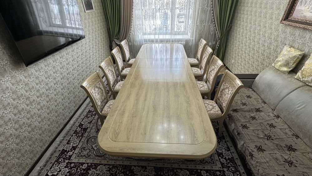 Стол со стульями