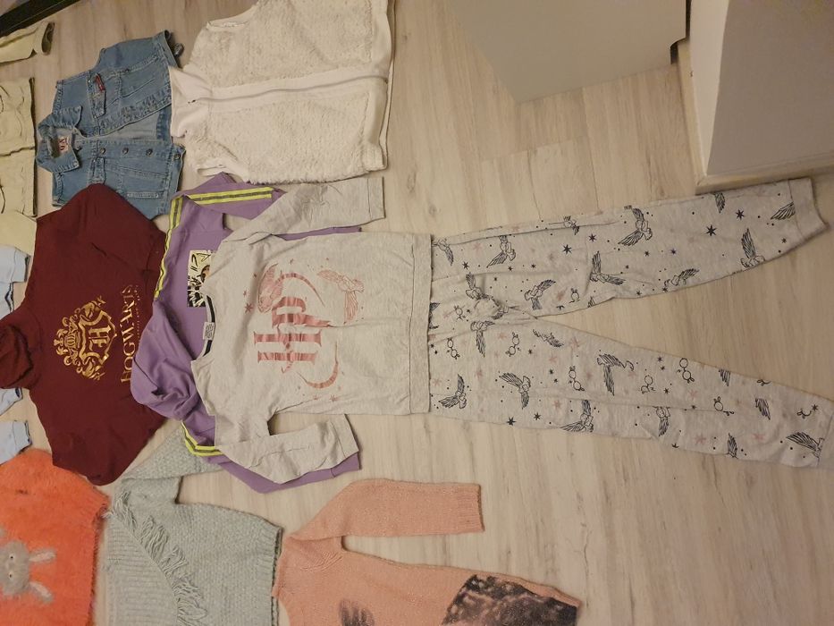 Lot haine fetiță 8-10 ani + 8 CD cadou