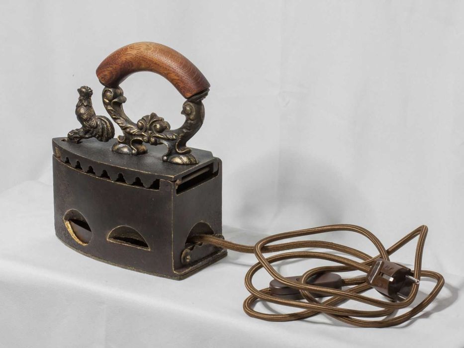 Старинна ютия - лампа