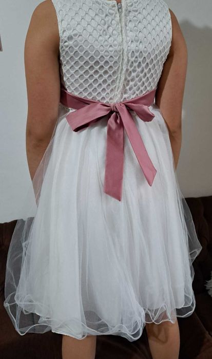 Vand rochie pt fetite de 10 - 11 ani