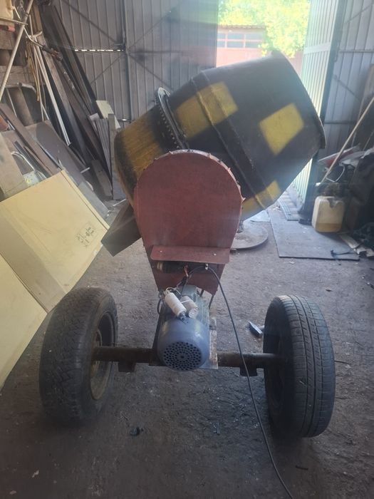 Betoniera cu roti si cârlig auto