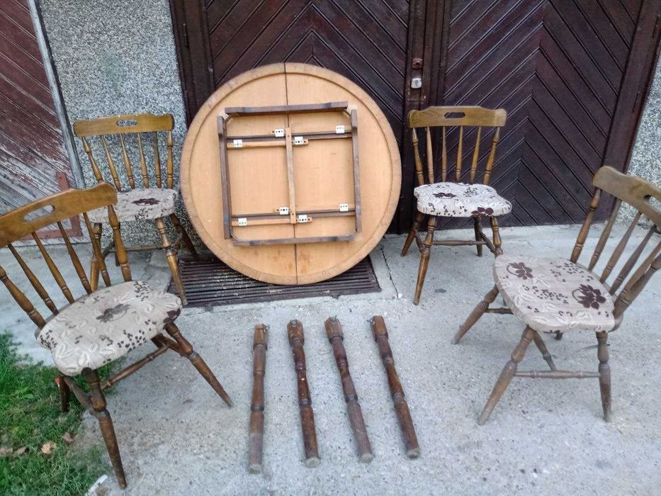 4 броя дървени столове и дървена разтягаща се маса