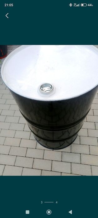 Vând butoi din tablă de 200 litri