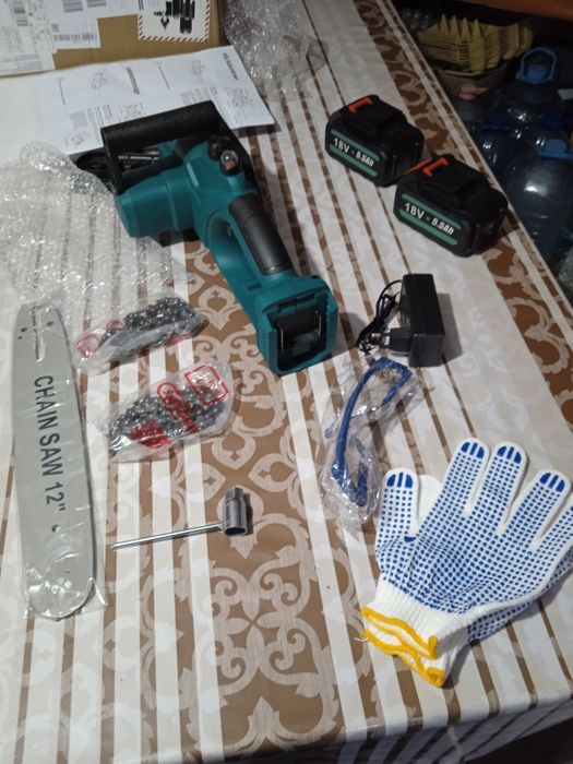 Drujbă cu acumulator, nouă în cutie.