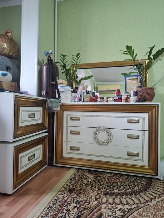 Продам комод и 2 тумбочки