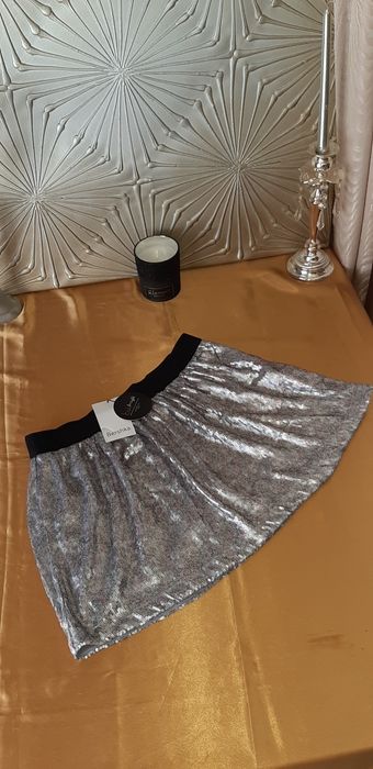 Bershka, cu paiete, măr L, nouă.