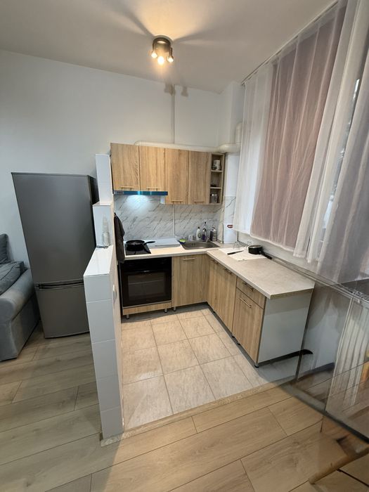 Inchiriez apartament cu 2 camere, parcare privata