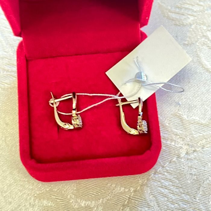 Серьги золотые с бриллиантом