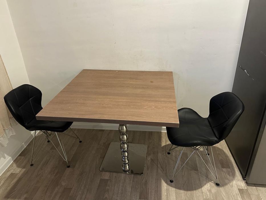 Стол и стулья вместе