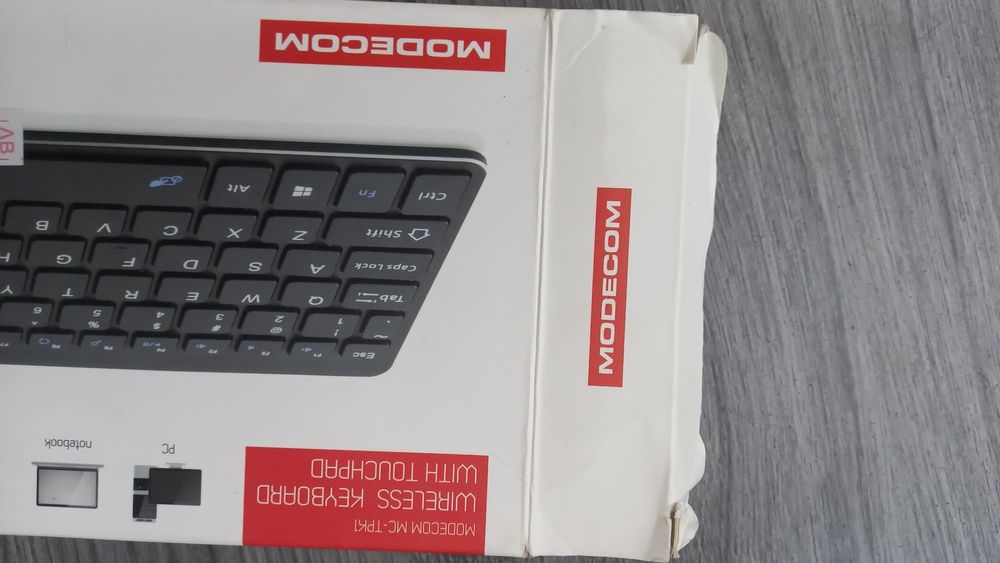 Безжична клавиатура с вградена мишка