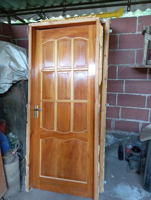 Продам межкомнатные деревянные двери