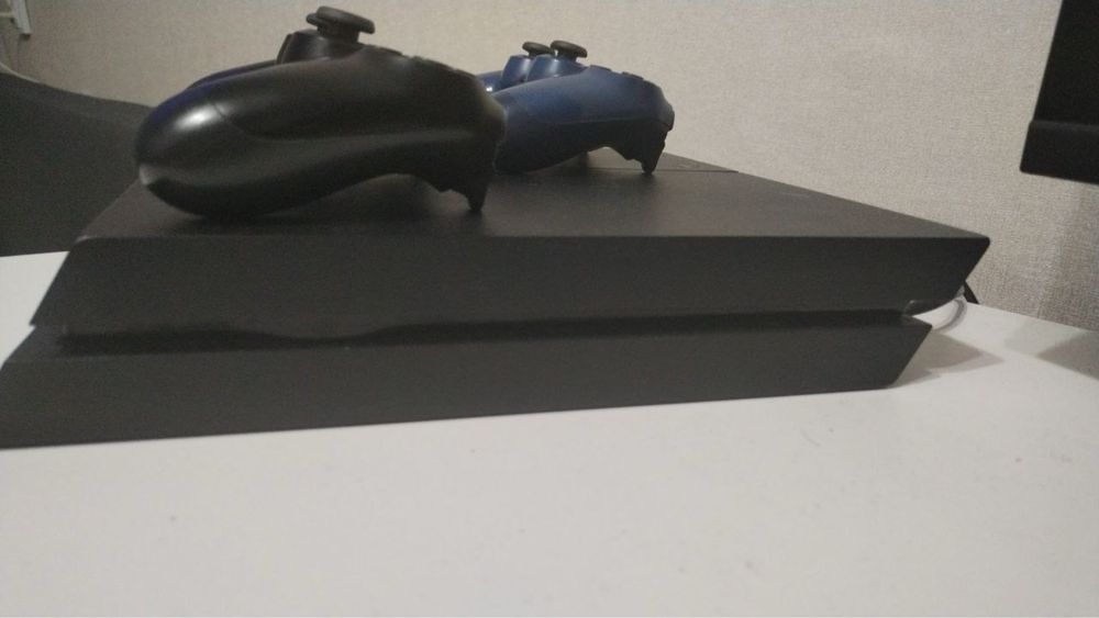 Продам PlayStation 4 (Fat)