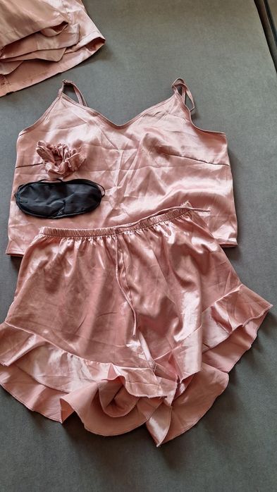 Шелковая пижама.