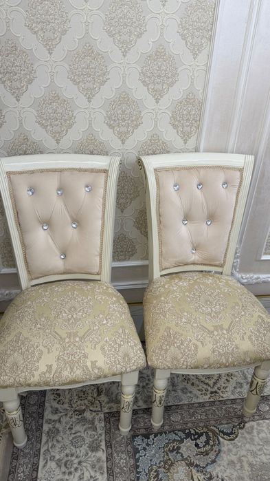 стол и стулья для гостиной