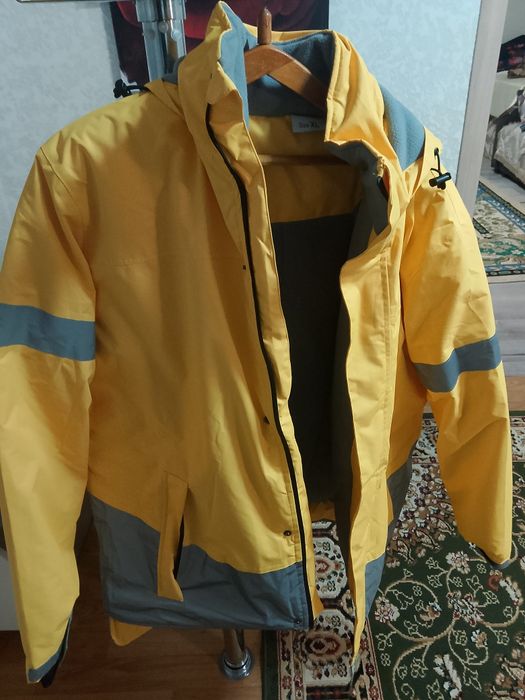 Куртка  Glovo Новая,