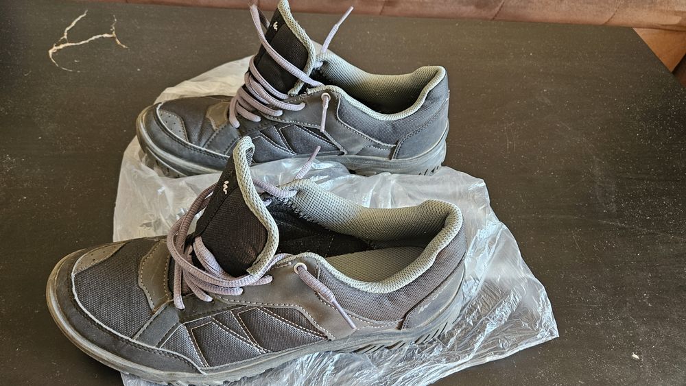 Няколко чифта мъжки обувки номер 42