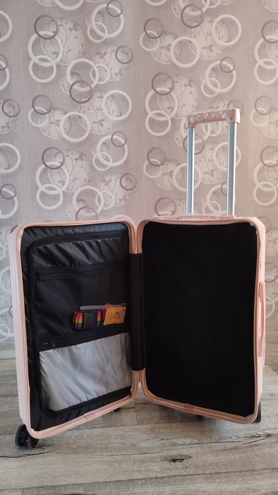 Чемодан дорожный