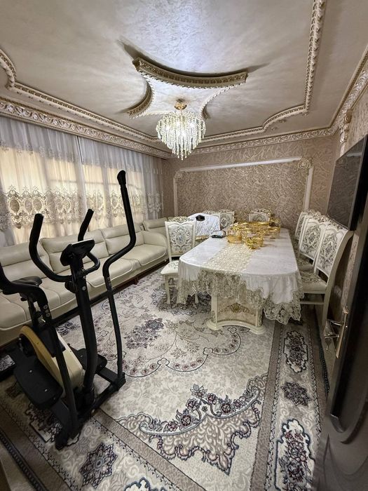 Юнусабад 4 квартал продаётся 4 комнатная 2этаж