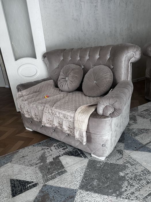 Диван, креслосымен . 2 адамдық болып созылады.