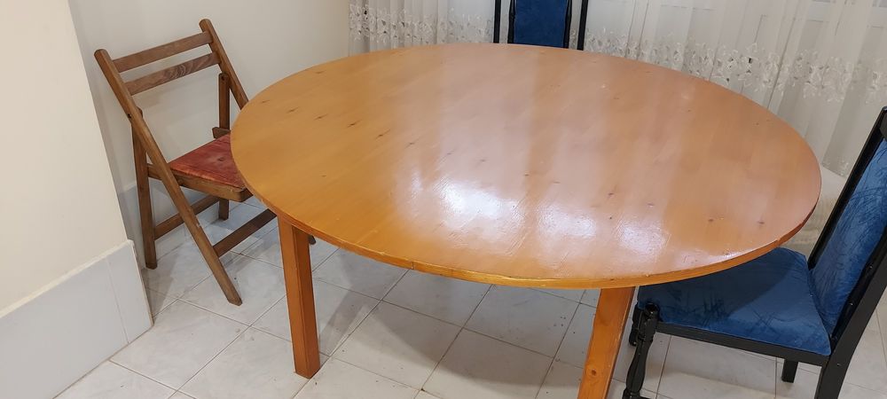 Кръгла трапеза маса