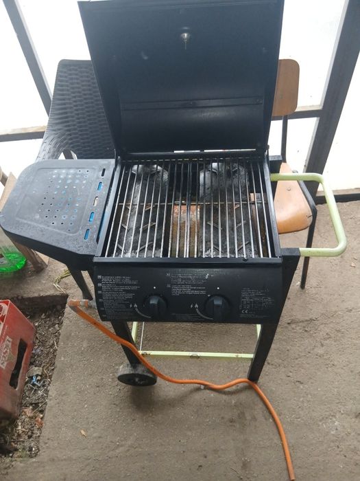 Vând gratar pe gaz!