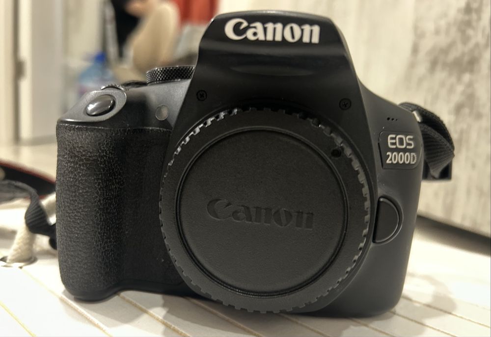 Canon 2000D + батерии и зарядно