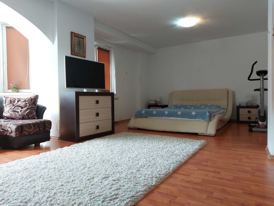 Vând apartament, 5 camere, zona parc Junior. Accept și schimb cu casă.