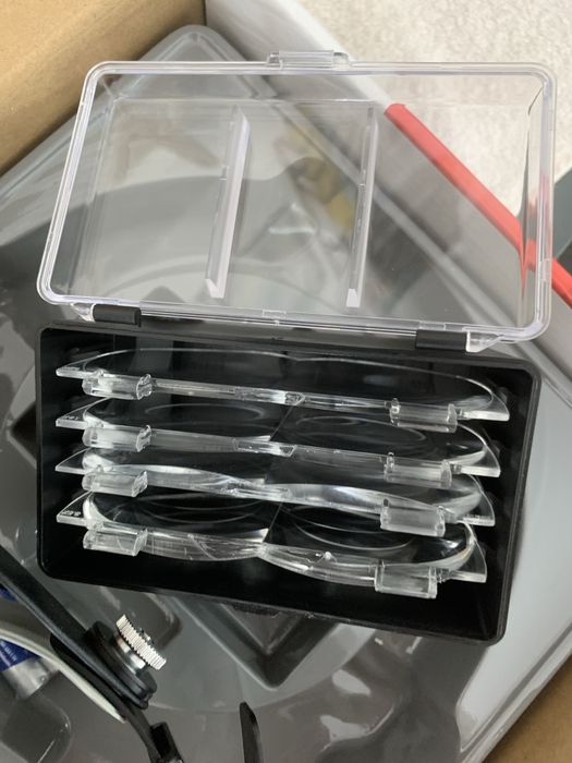 Очила с лупи и осветление