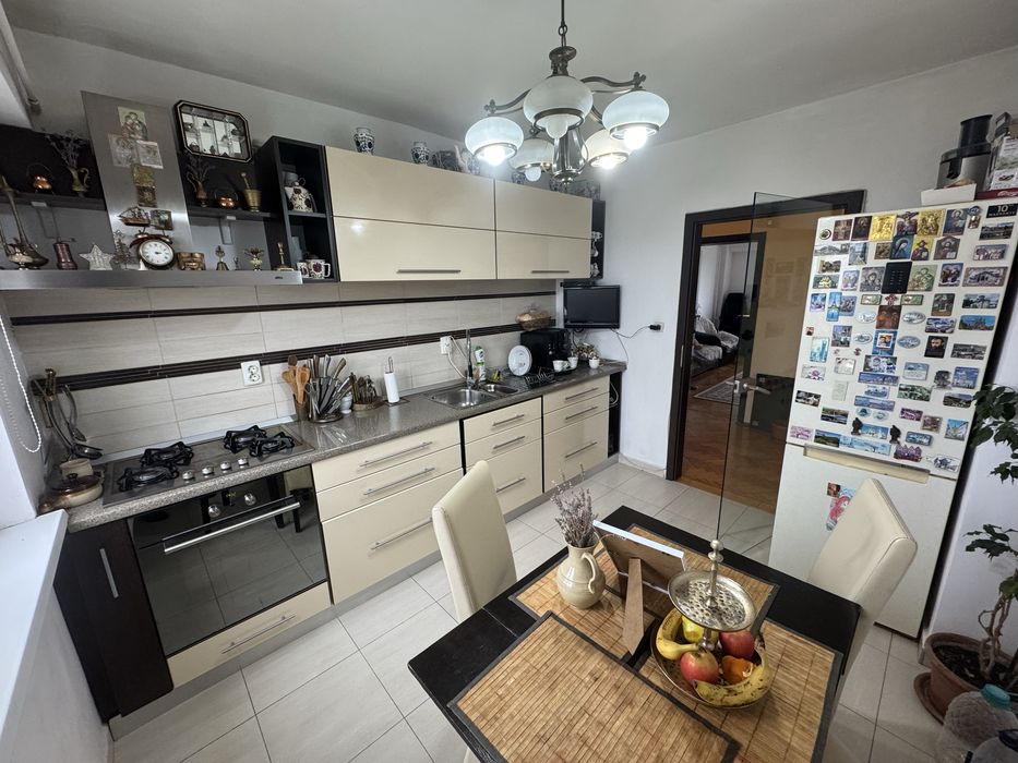 Vand apartament cu 3 camere decomandat