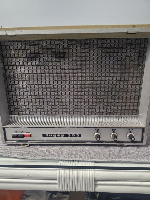 Продавам старинен Електрофон запазен