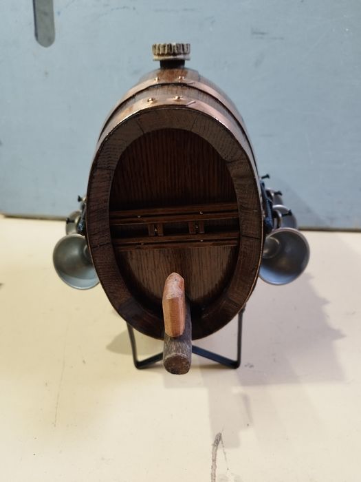 Малко дървено буренце със стойка и шест медни чашки