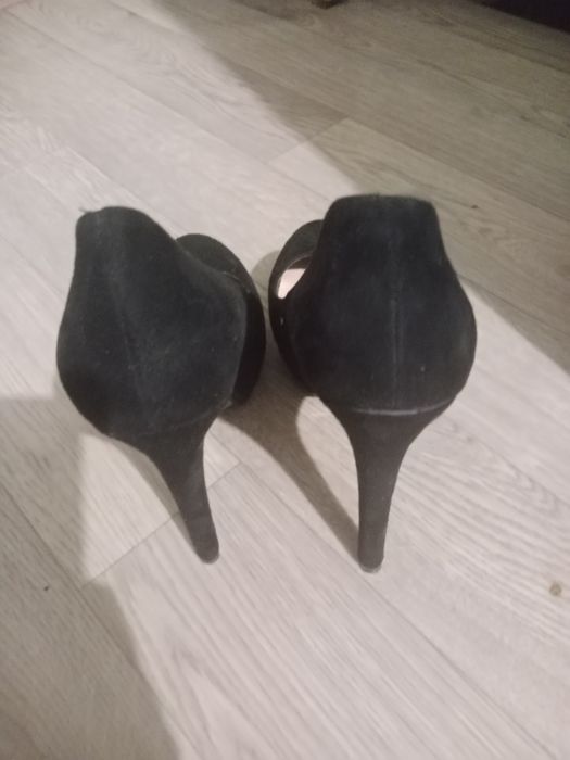 Продам замшевые туфли